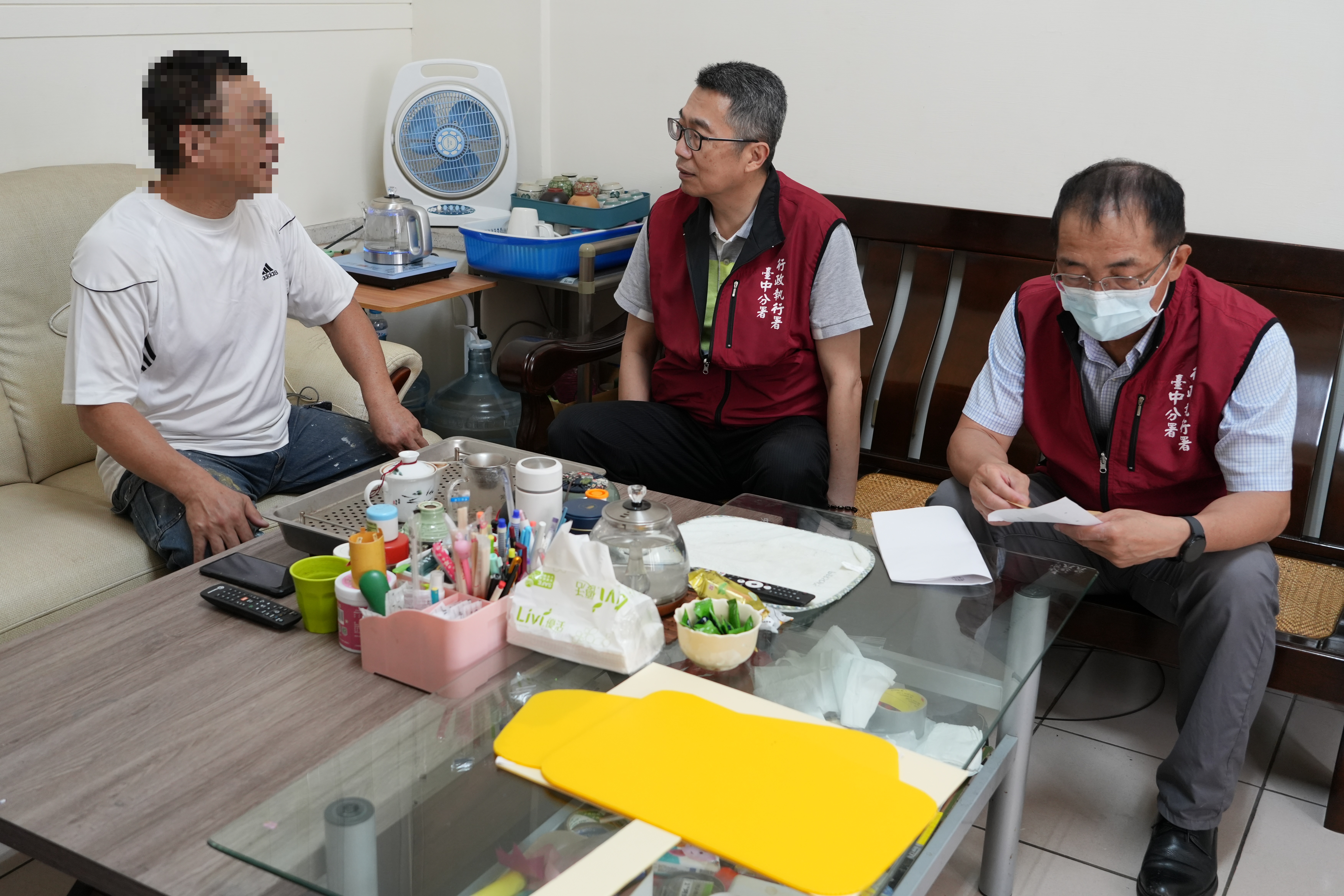 端午前夕臺中分署關懷為十歲女撐起一個家的弱勢六旬單親爸